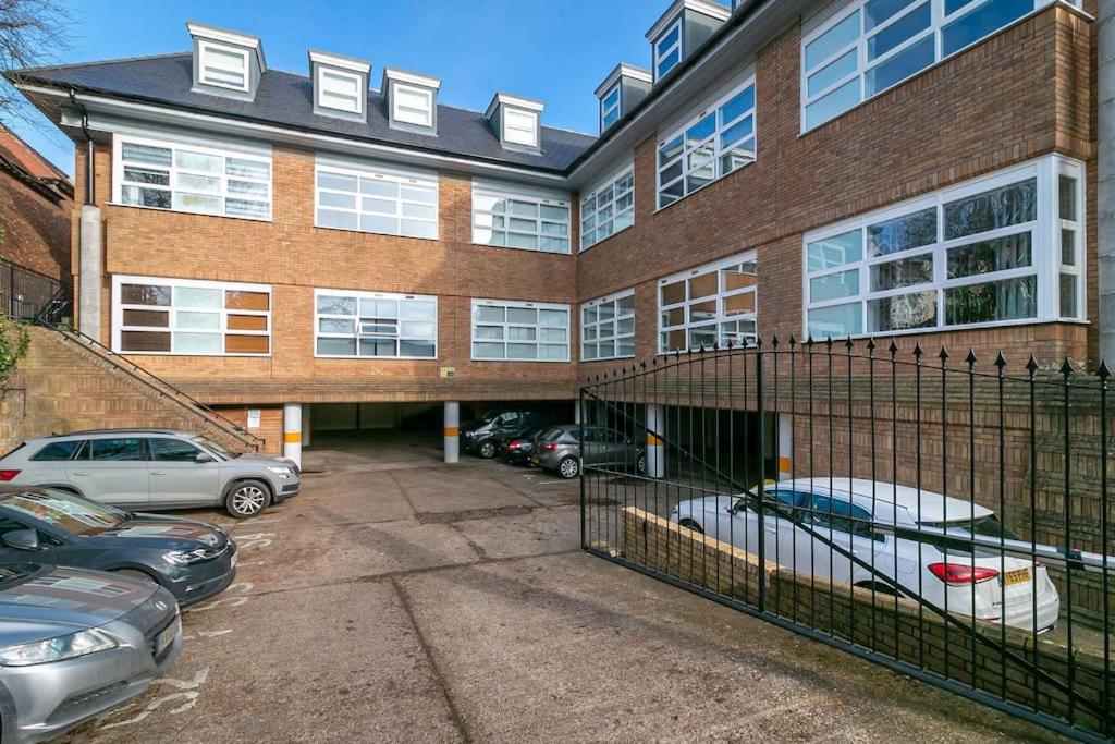 One Bedroom Apartment By Vesta Serviced Accommodation & Short Lets St Albans With Free Parking & Free WiFi