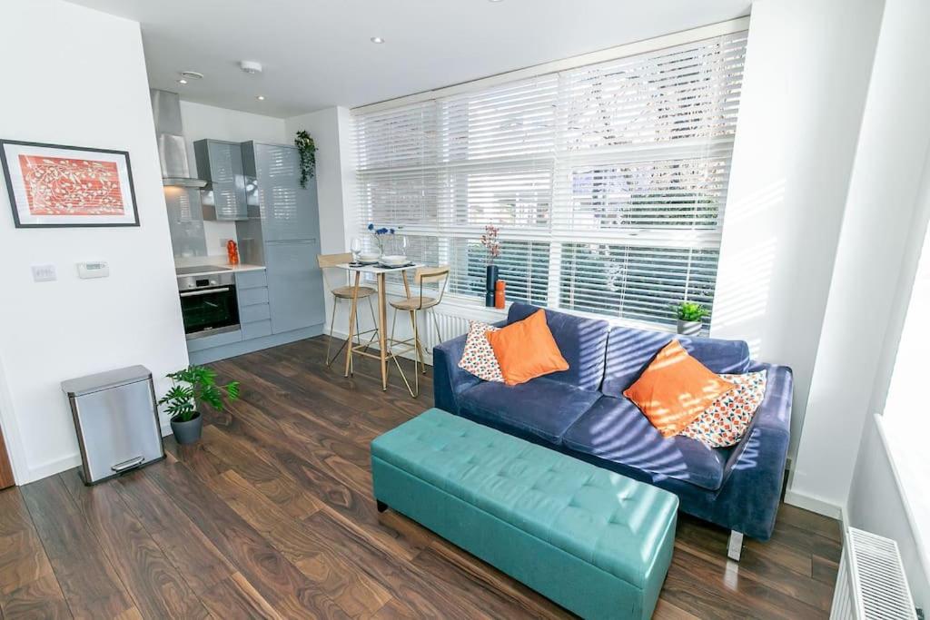 One Bedroom Apartment By Vesta Serviced Accommodation & Short Lets St Albans With Free Parking & Free WiFi