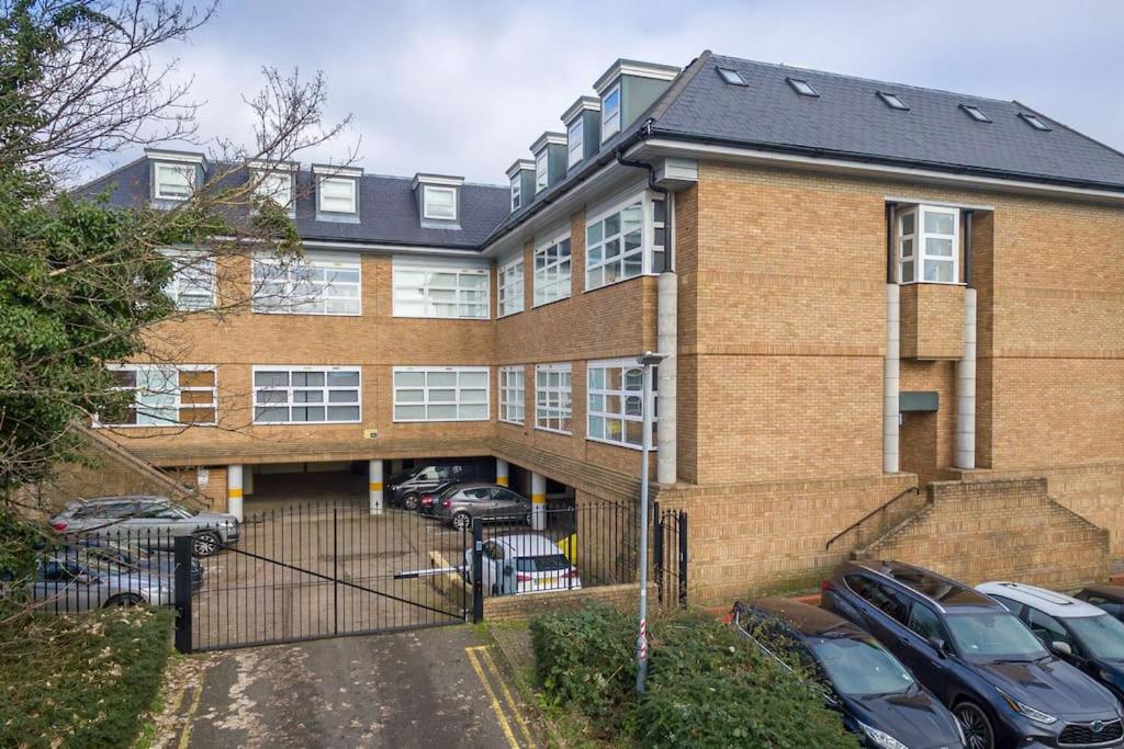 One Bedroom Apartment By Vesta Serviced Accommodation & Short Lets St Albans With Free Parking & Free WiFi