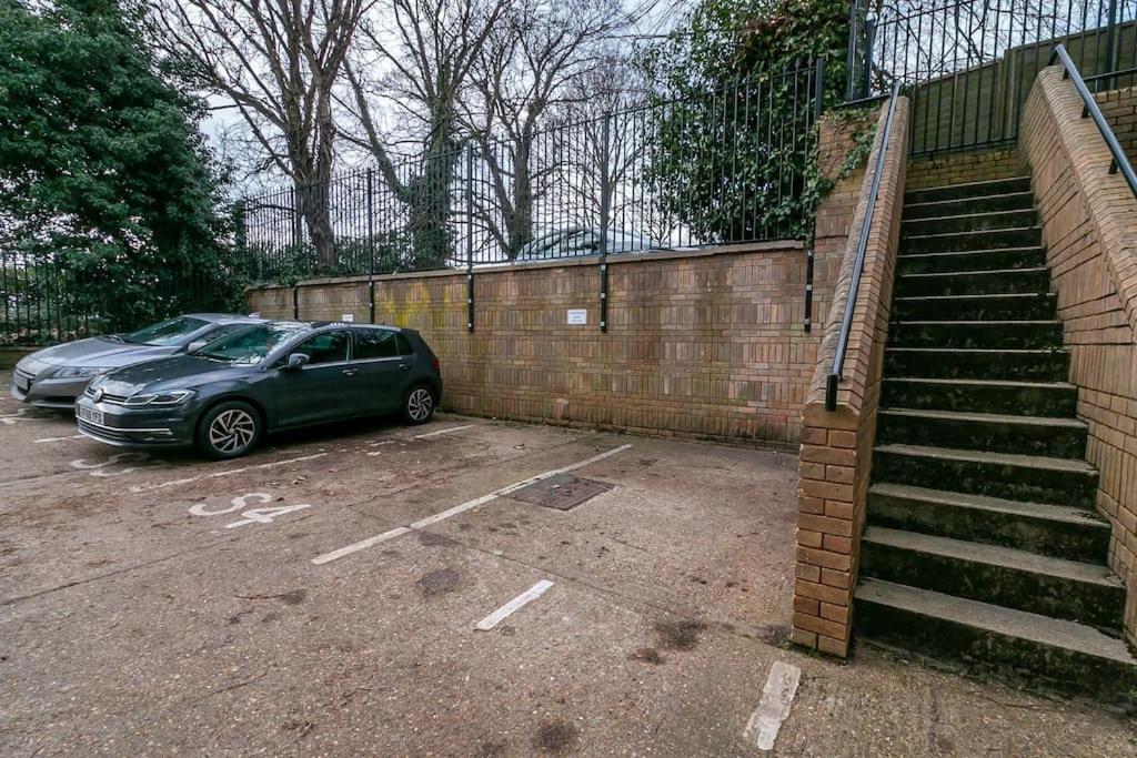 One Bedroom Apartment By Vesta Serviced Accommodation & Short Lets St Albans With Free Parking & Free WiFi