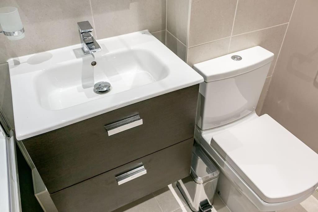 One Bedroom Apartment By Vesta Serviced Accommodation & Short Lets St Albans With Free Parking & Free WiFi, photo 14