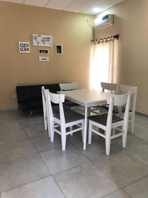 Casa moderna y amplia con patio y cochera techada