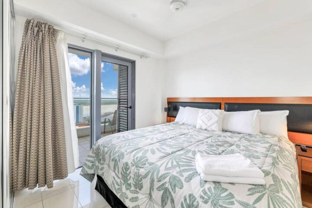 Luxury two-beds harbour views apartment
