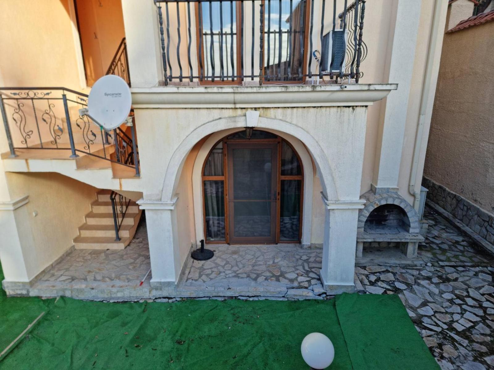 Photo 10