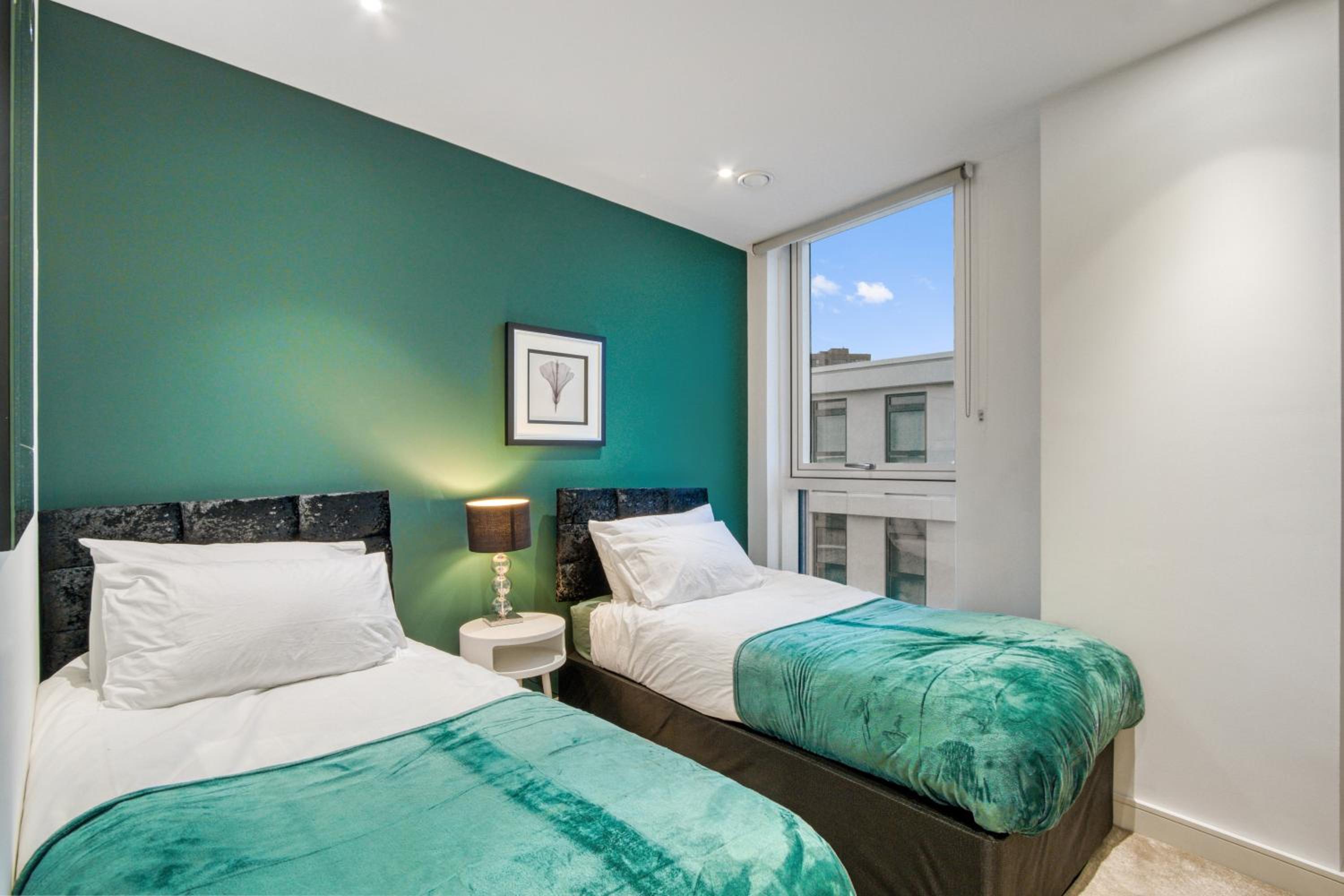 2 Bed 2 Bath Next to Nine Elms Station - Zone 1