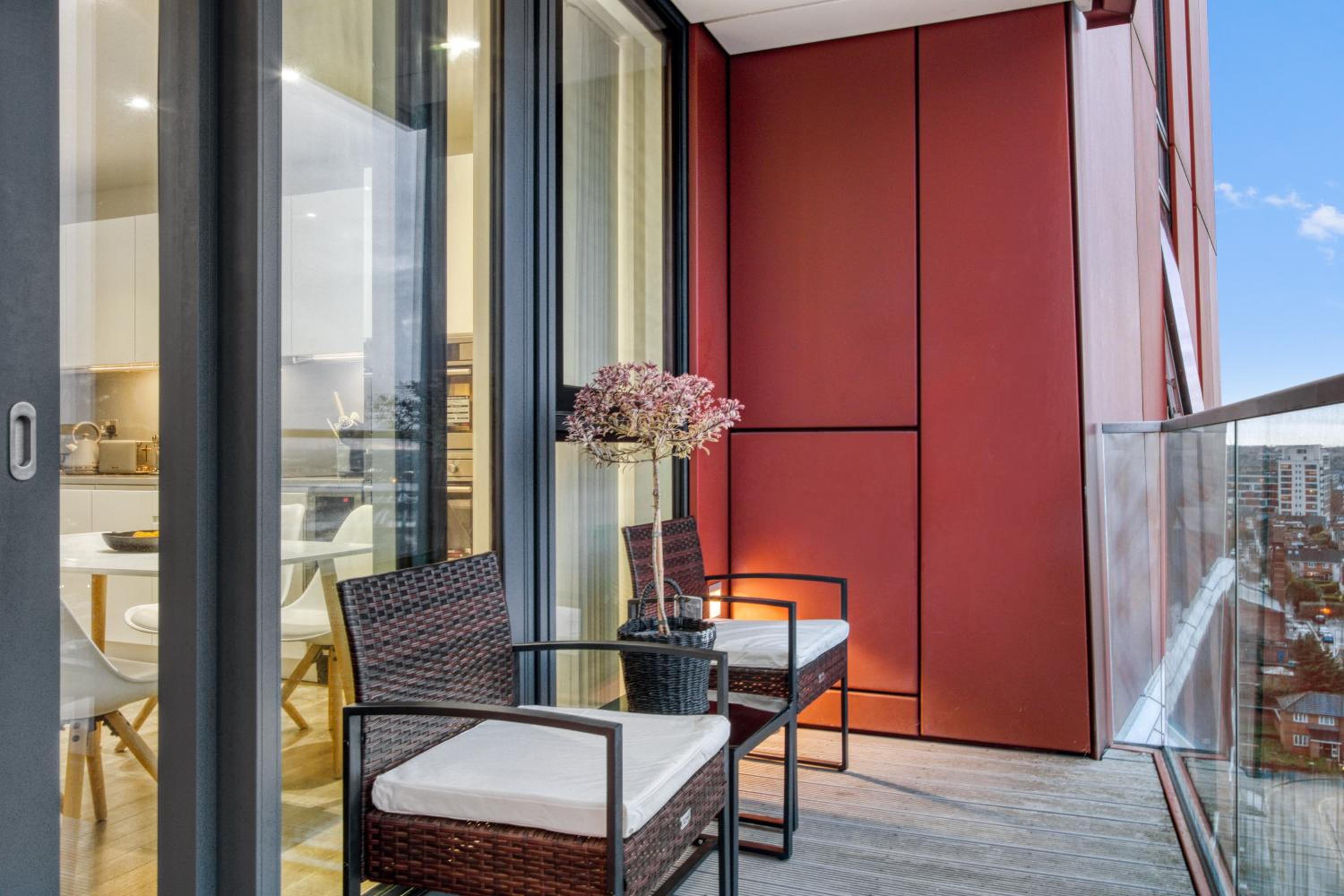 2 Bed 2 Bath Next to Nine Elms Station - Zone 1