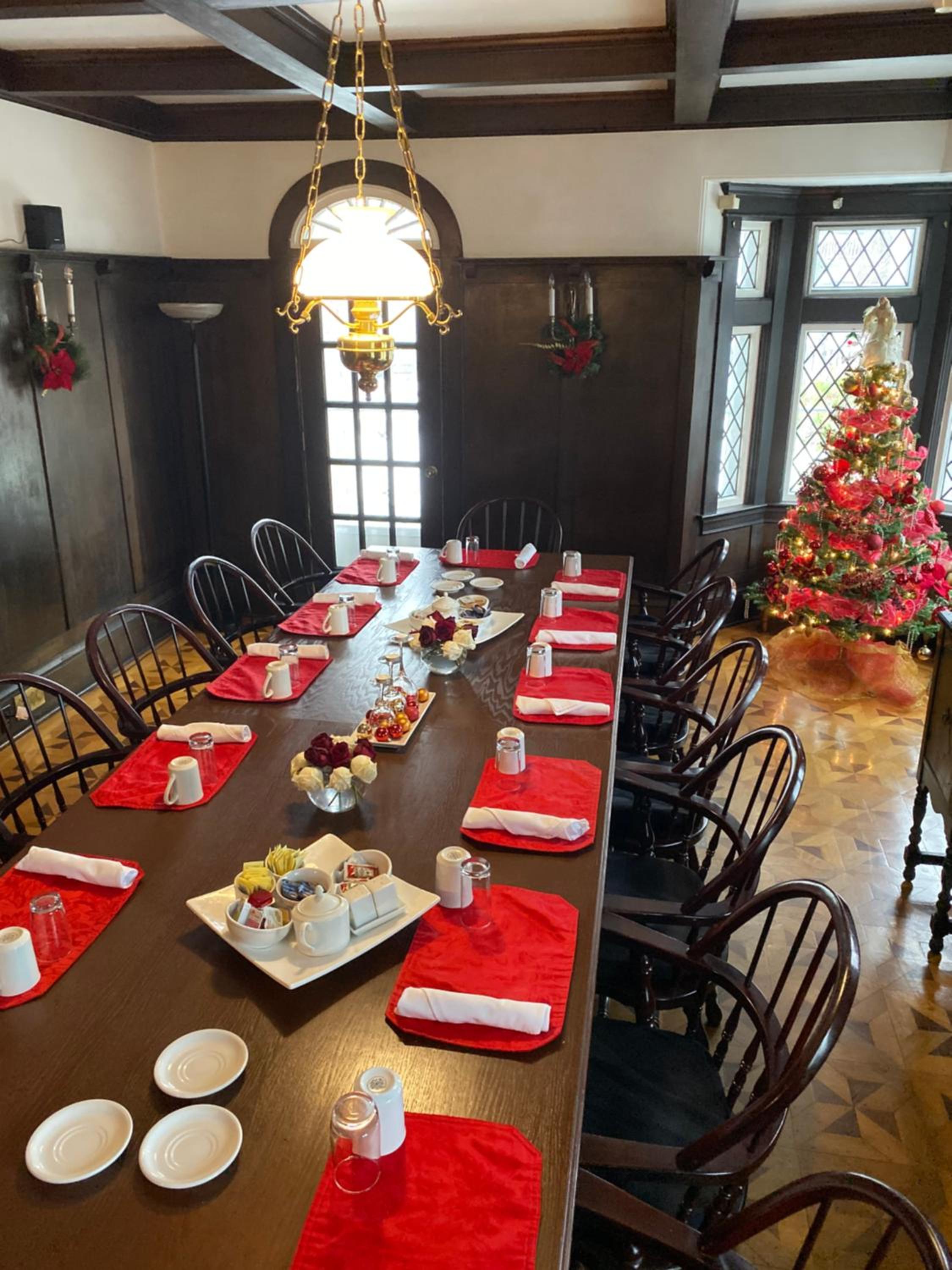 Leaside Manor