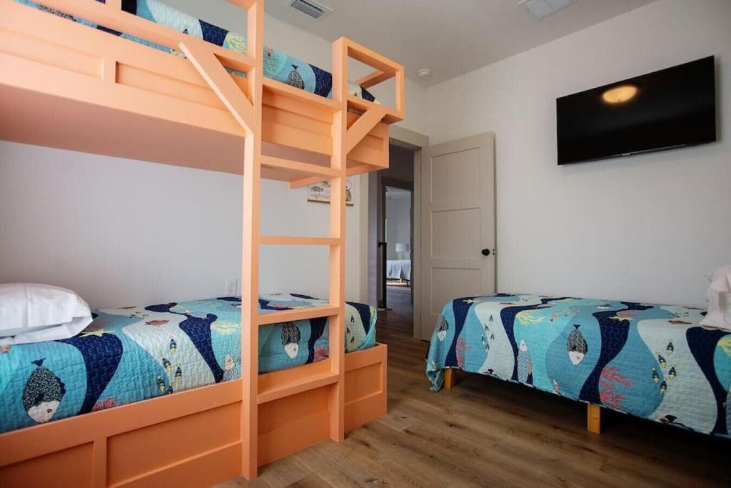 Coral Reef - BRAND NEW build, pet friendly, private pool! Sleeps 9! view 5