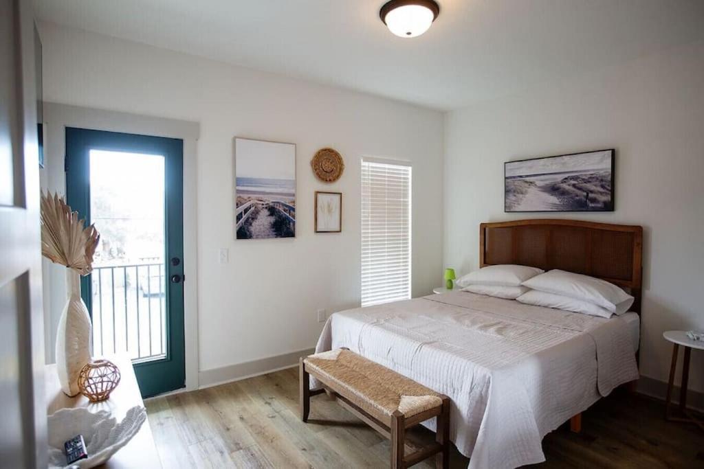 Dune Lake - BRAND NEW build near Powell Lake. Private pool, pet friendly, sleeps 10! view 4