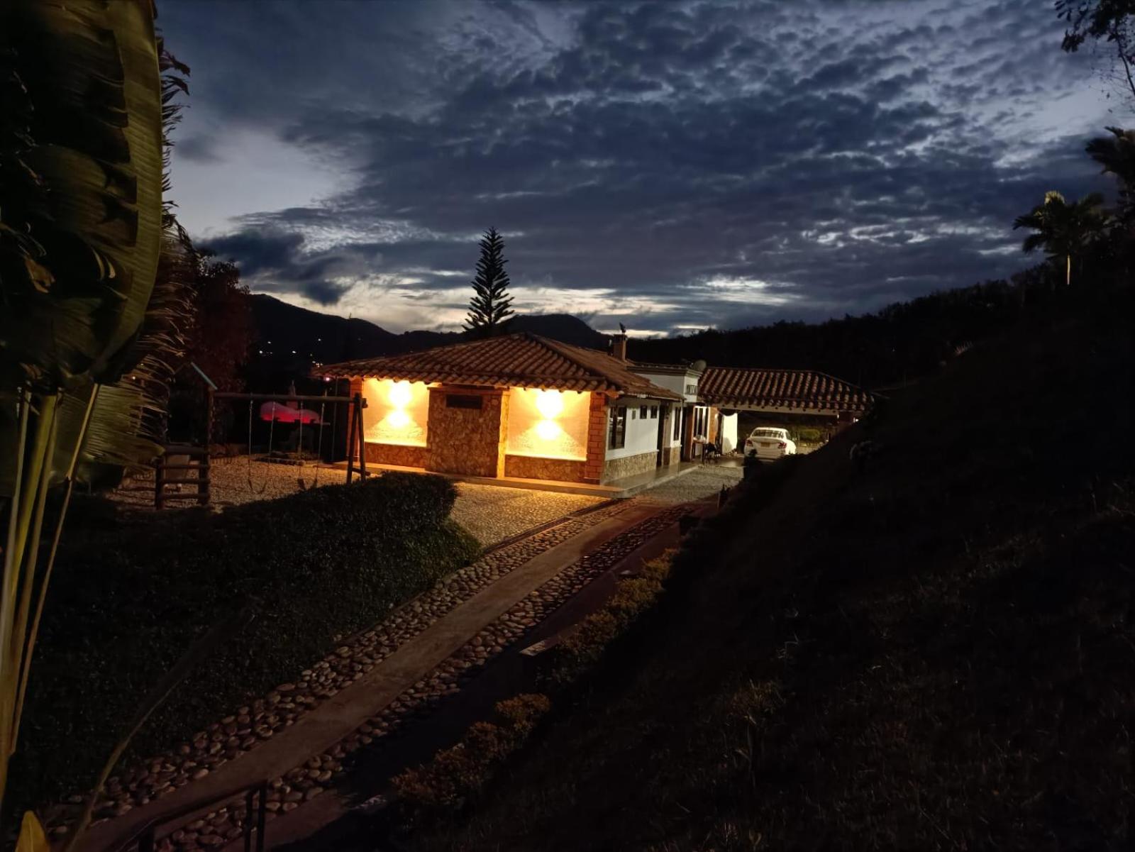 CASA CAMPESTRE MONTECARLO Guatapé- desayuno a pareja