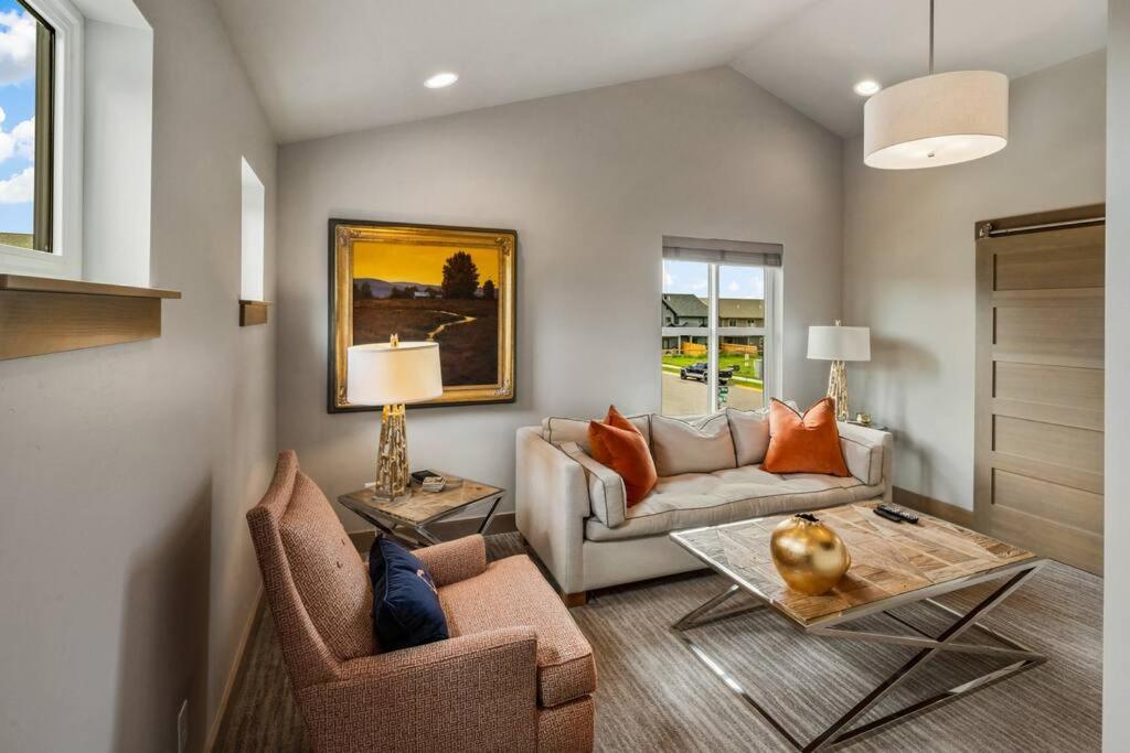 Luxury Mountain View Townhome - Rosa Way North view 3