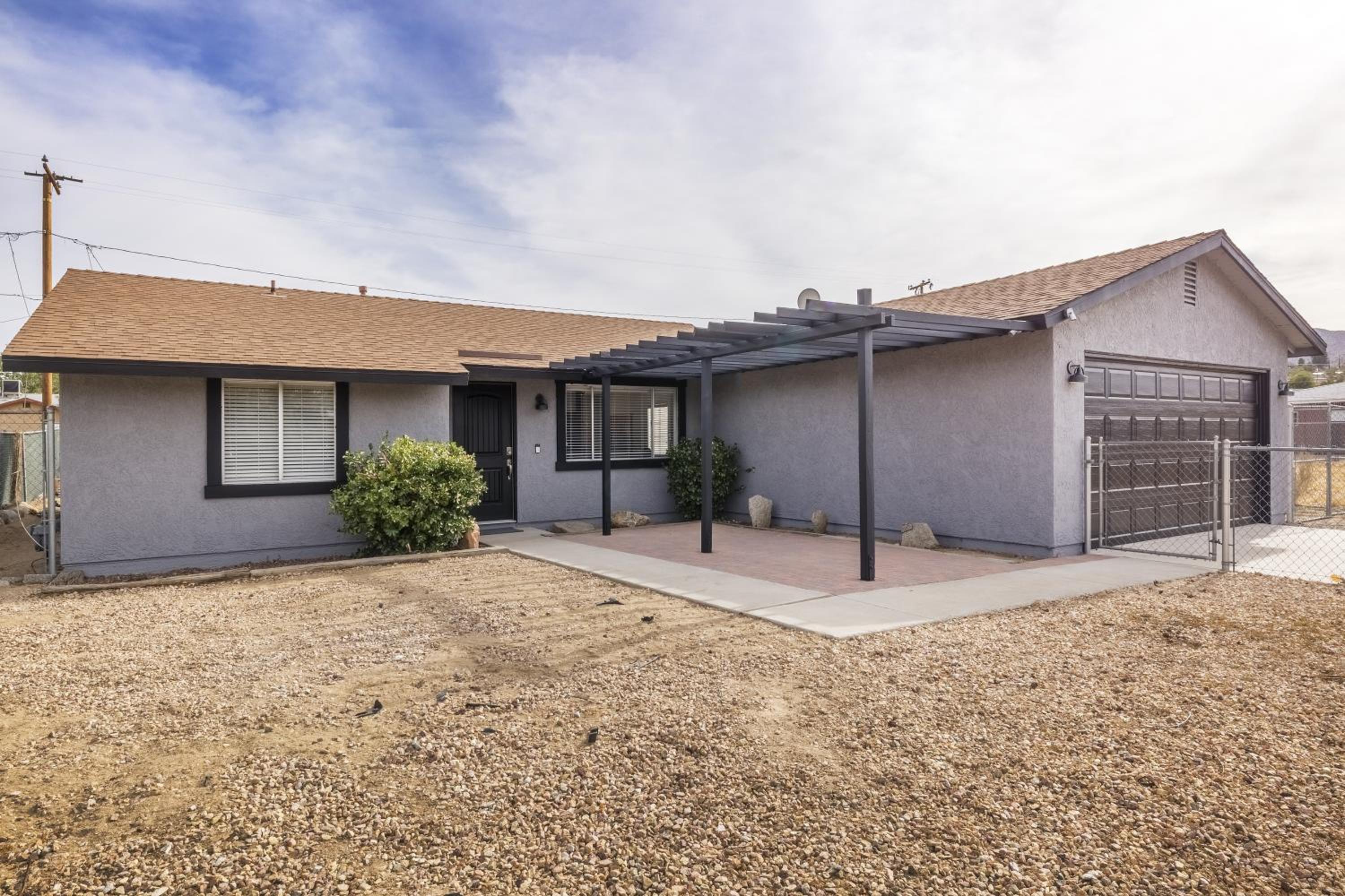 Live Centered with Hot Tub, Fire Pit In Joshua Tree home