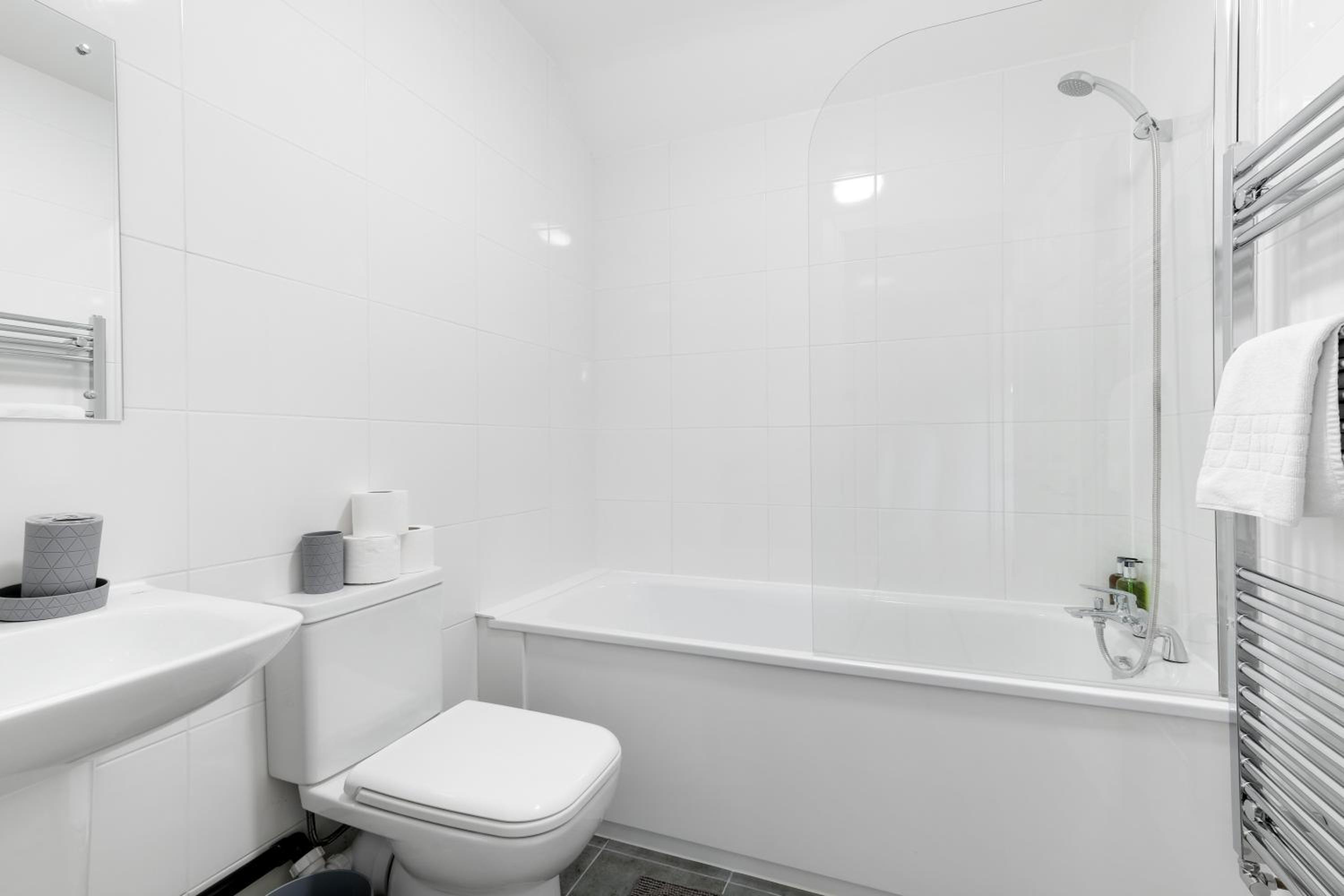 Pinewood Studios, Iver Slough Heathrow 1 & 2 Bedroom Apartments with Parking by Arista Living view 5