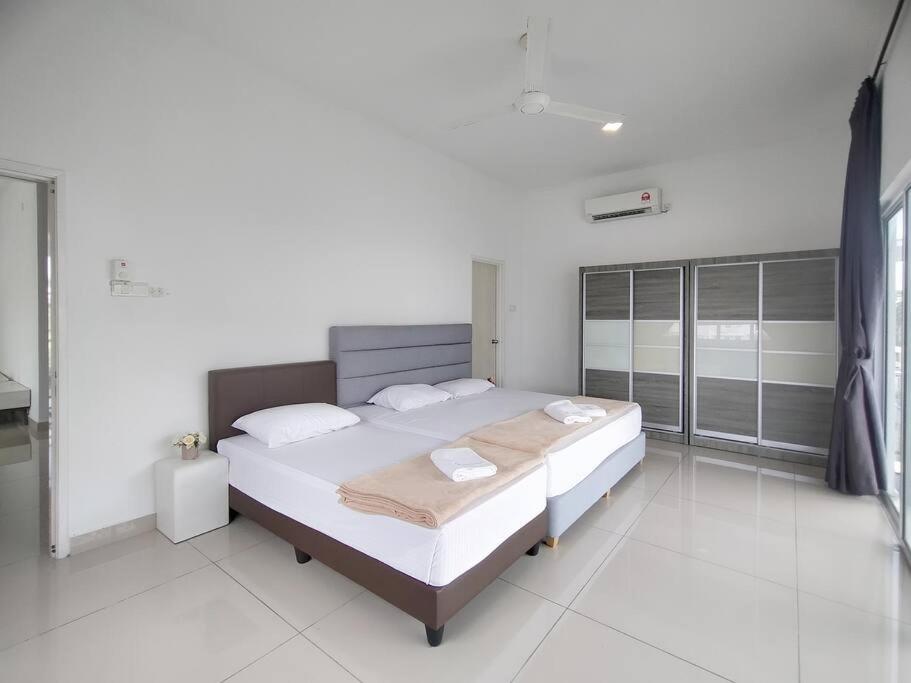 Desaru Spacious 36pax Bungalow with Netflix near Beach photo 3