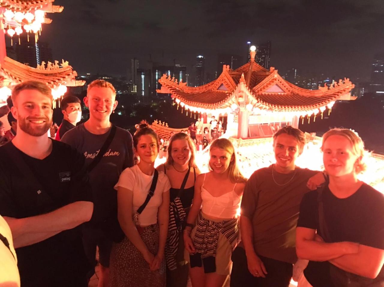 Chinatown Hostel by Mingle - Rooftop Private Jacuzzi with Bar