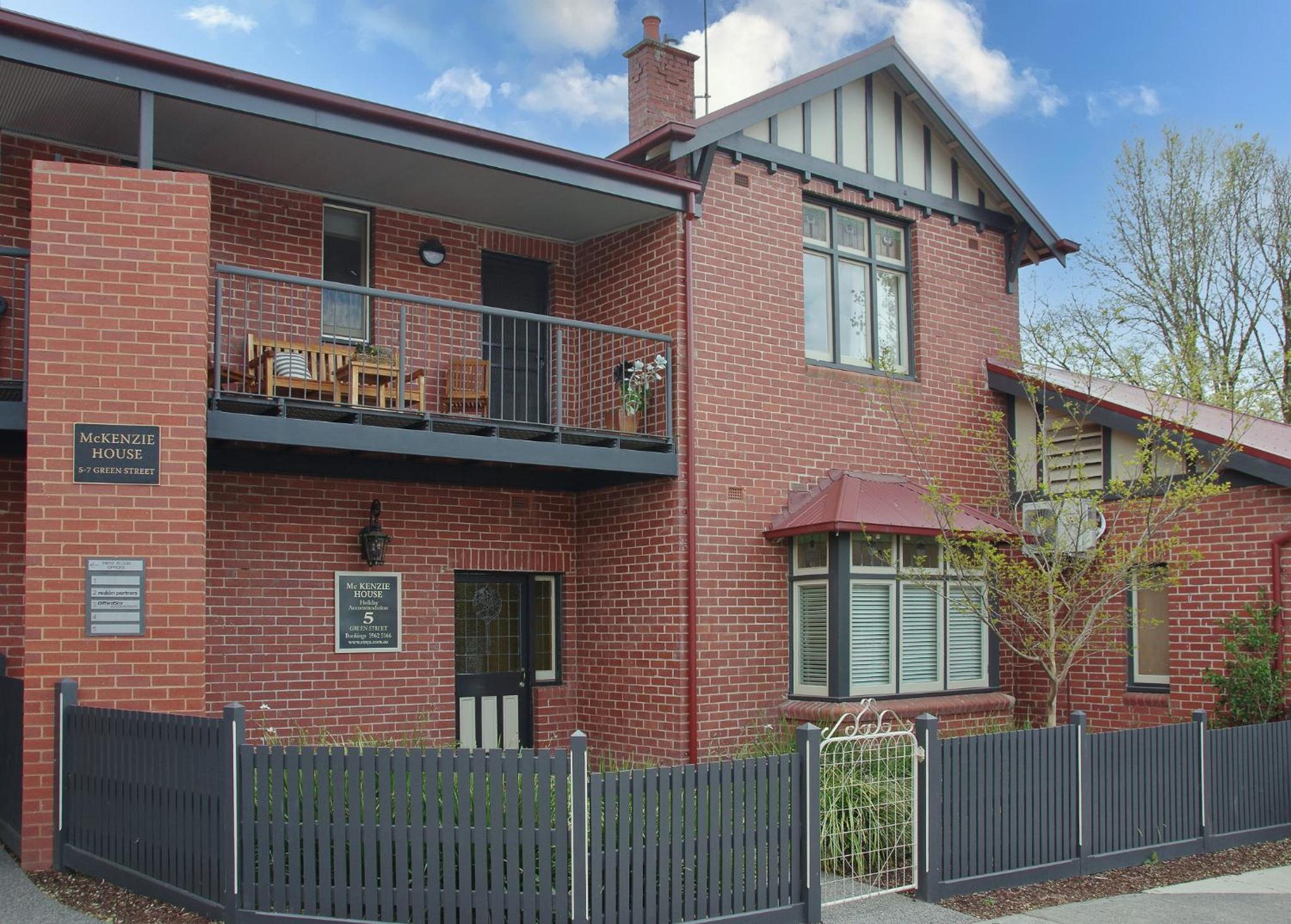 Hotel McKenzie House - Image 1