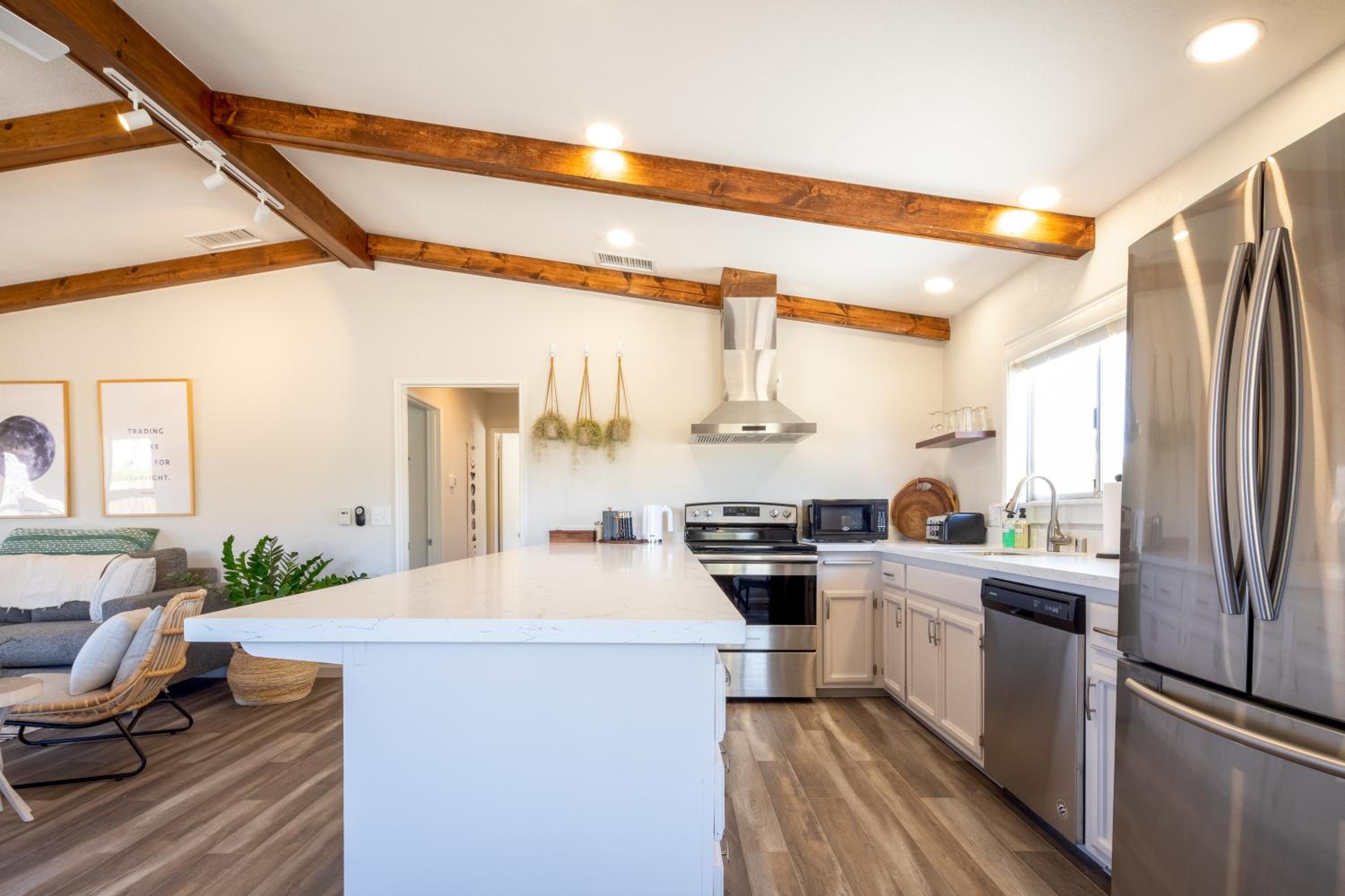 Sage & Stardust Retreat – Hot Tub, Yoga Studio, Near Park view 3
