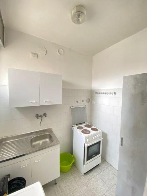 Complesso Mosaico NON FORNISCE BIANCHERIA DA LETTO,NON FORNISCE ASCIUGAMANI NON FORNISCE PRODOTTI IN GENERE, appartamenti arredati come da foto, Per il Che view 3