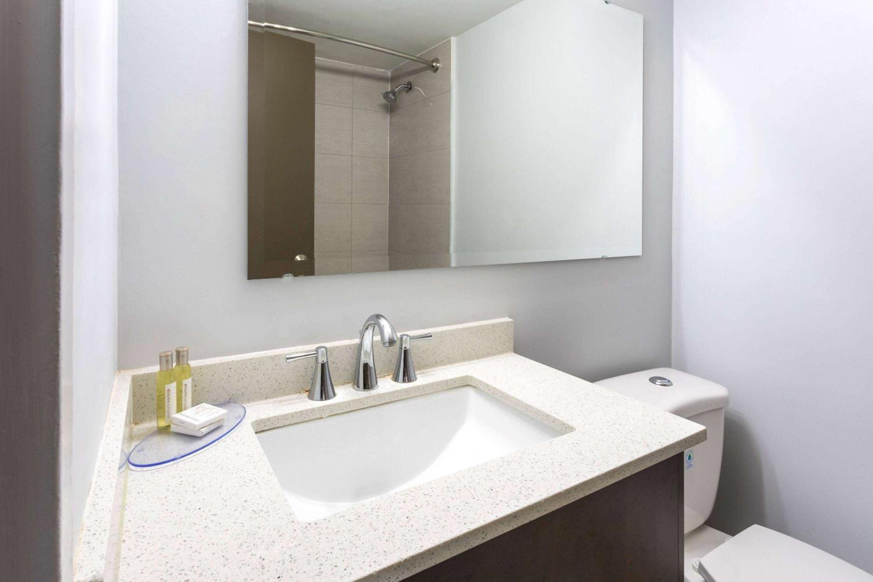 Sarnia Vacations - Travelodge by Wyndham Sarnia - Property Image 4