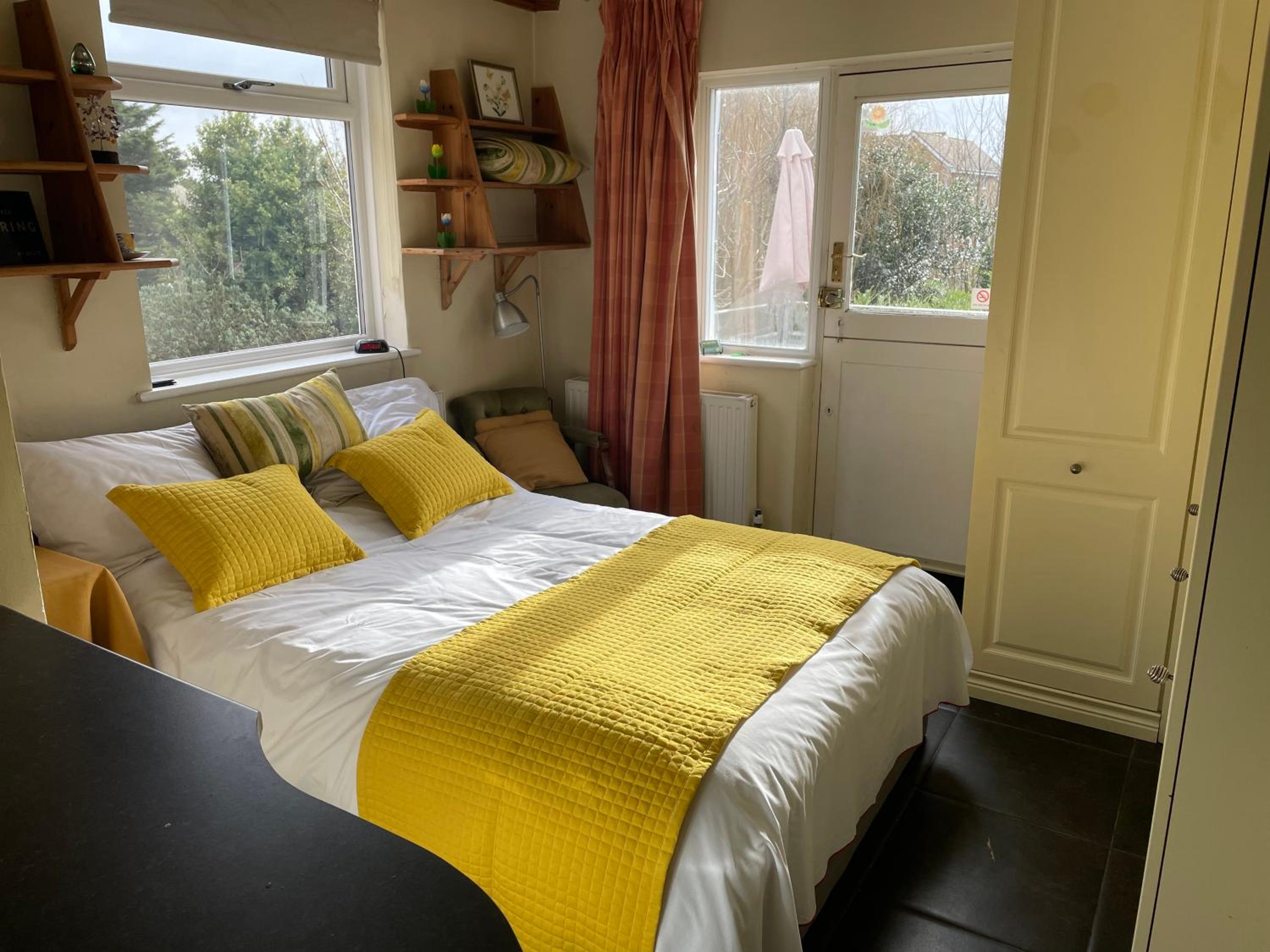 Entire Studio with Ensuite balcony and parking view 3
