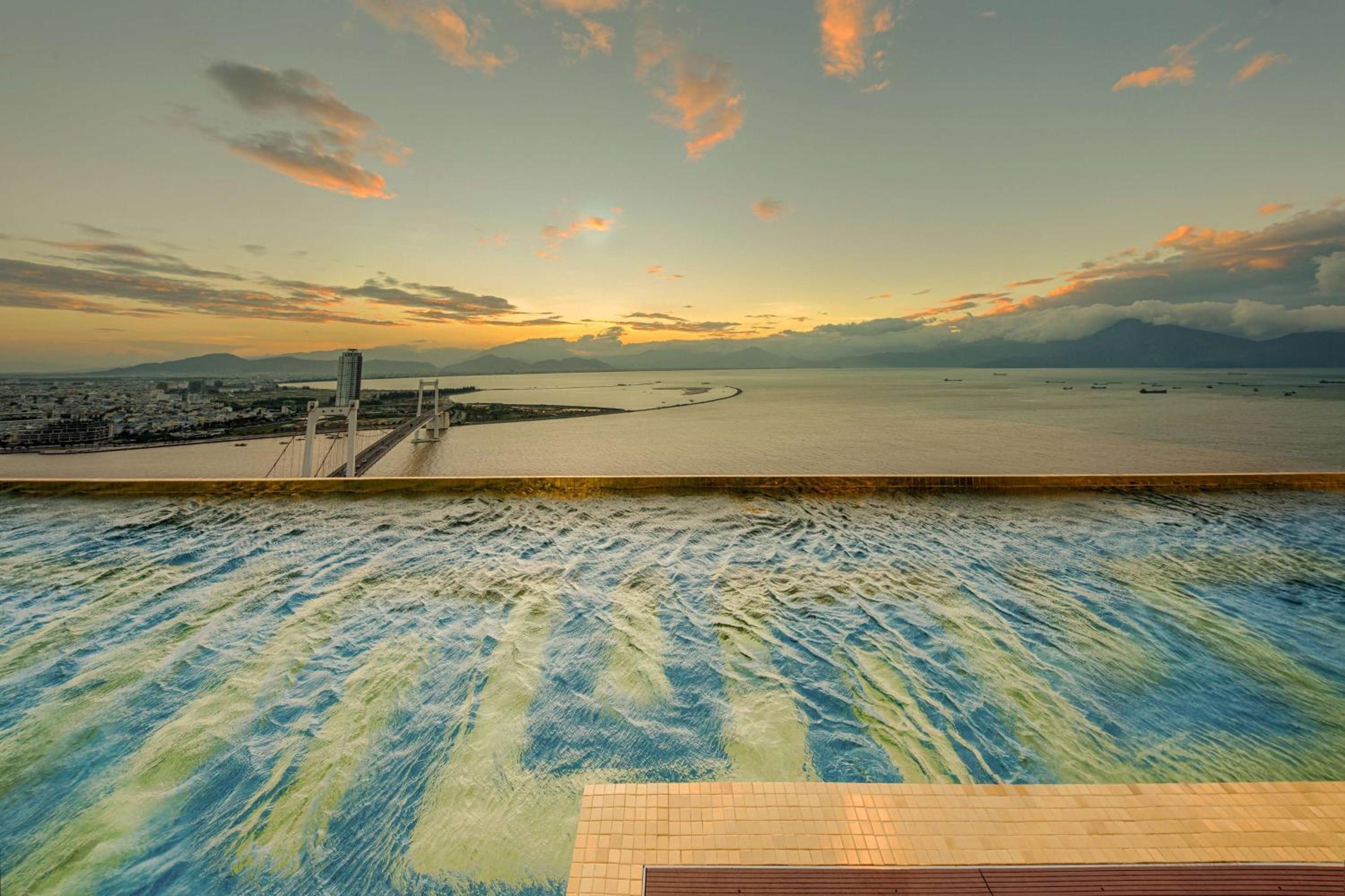 Wyndham Danang Golden Bay 8