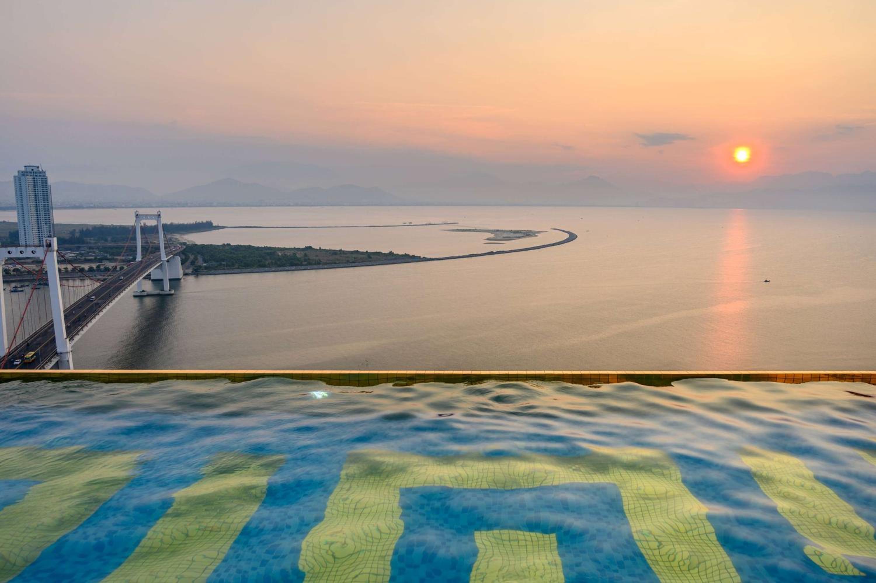 Wyndham Danang Golden Bay 22