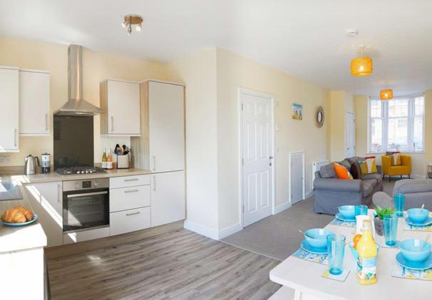 Beach Rest - Sleeps 5 great central location view 2