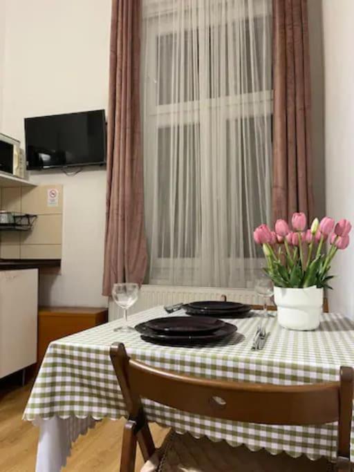 A13 Parliament Sunflower Cozy Apartment