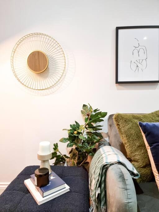 Gorgeous Newly Renovated 2 Double Bed Flat view 3