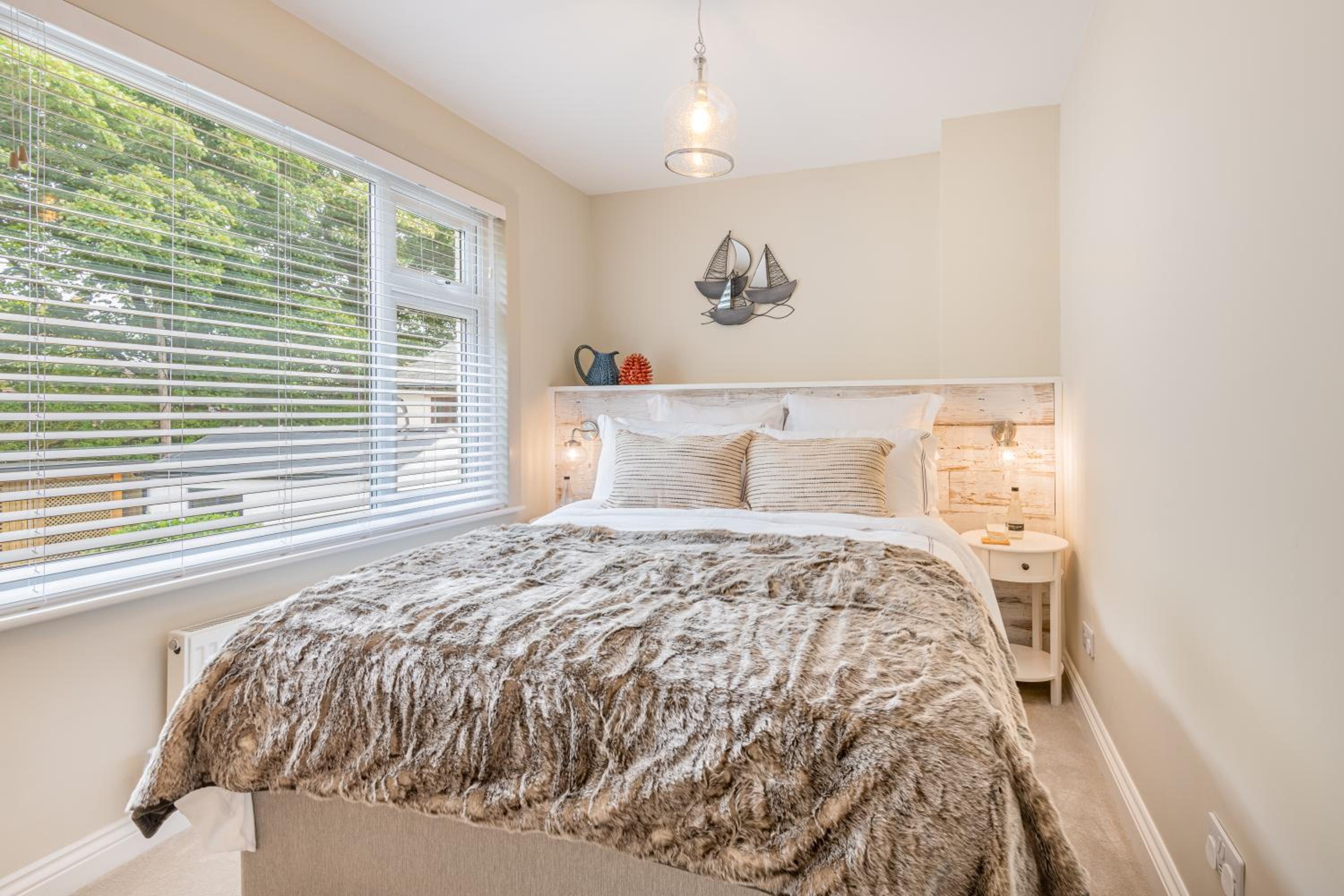 The Bolt Hole -Luxury 3 bed cottage with hot tub! Silverdale view 2