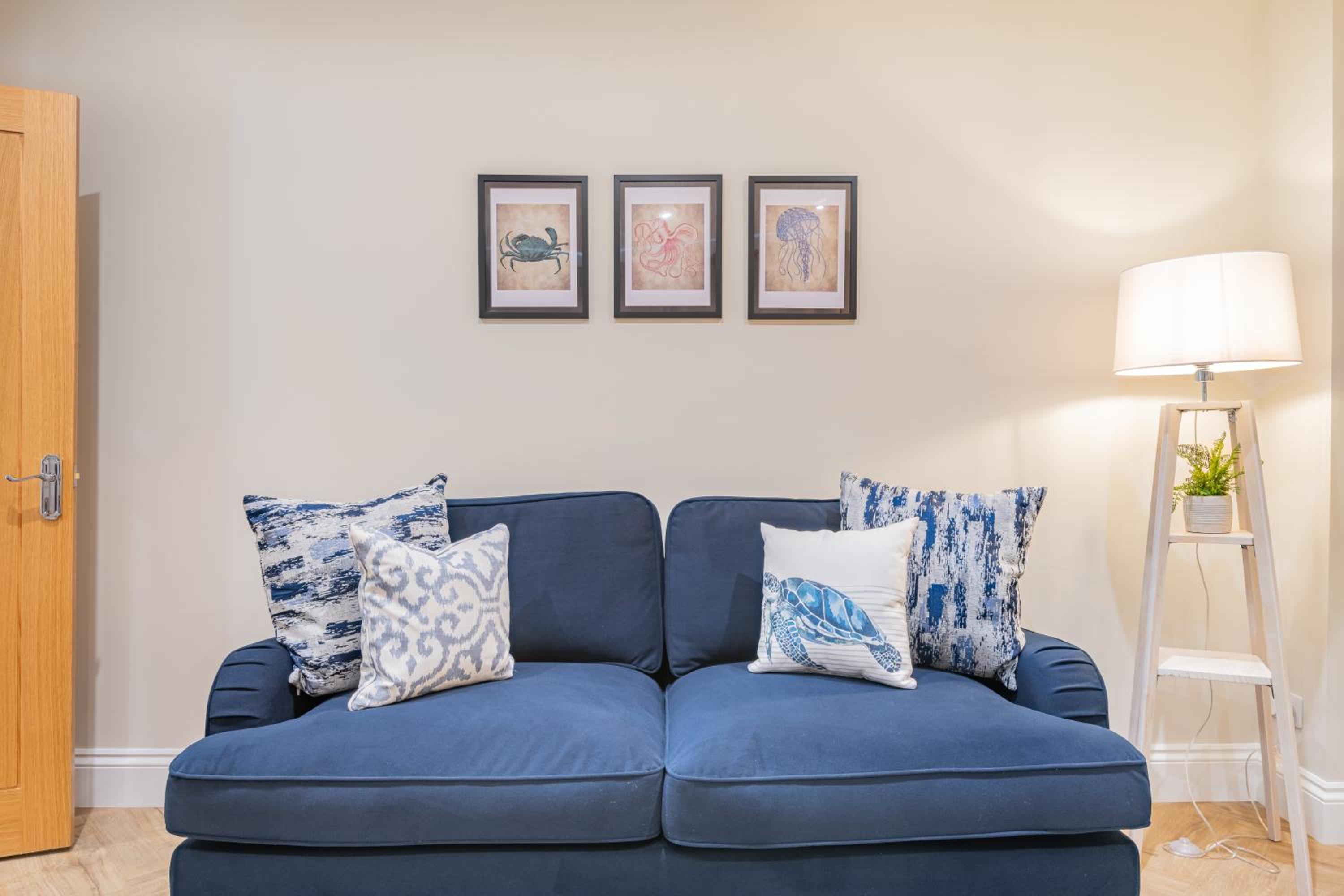 The Bolt Hole -Luxury 3 bed cottage with hot tub! Silverdale view 3