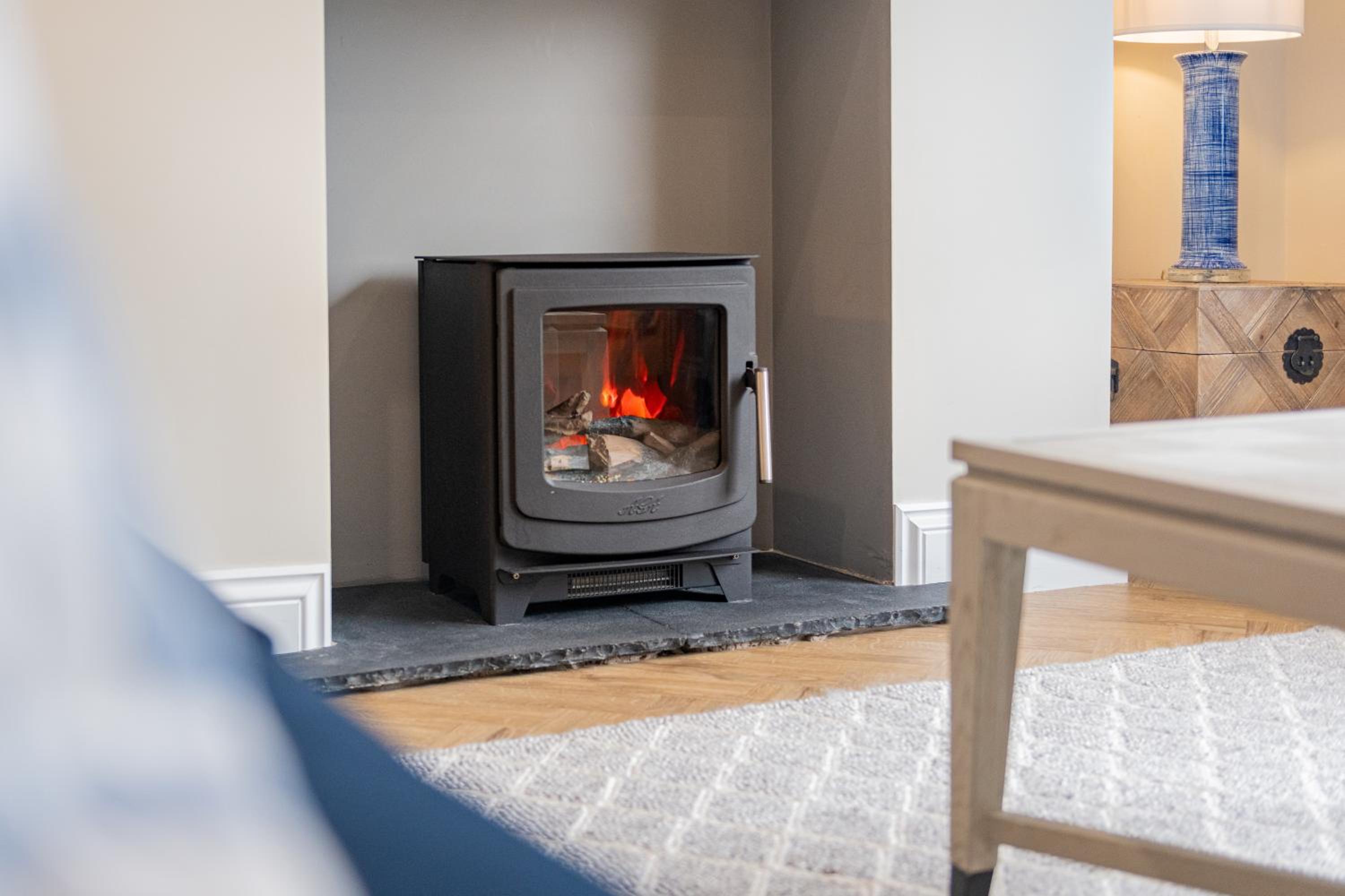 The Bolt Hole -Luxury 3 bed cottage with hot tub! Silverdale view 4
