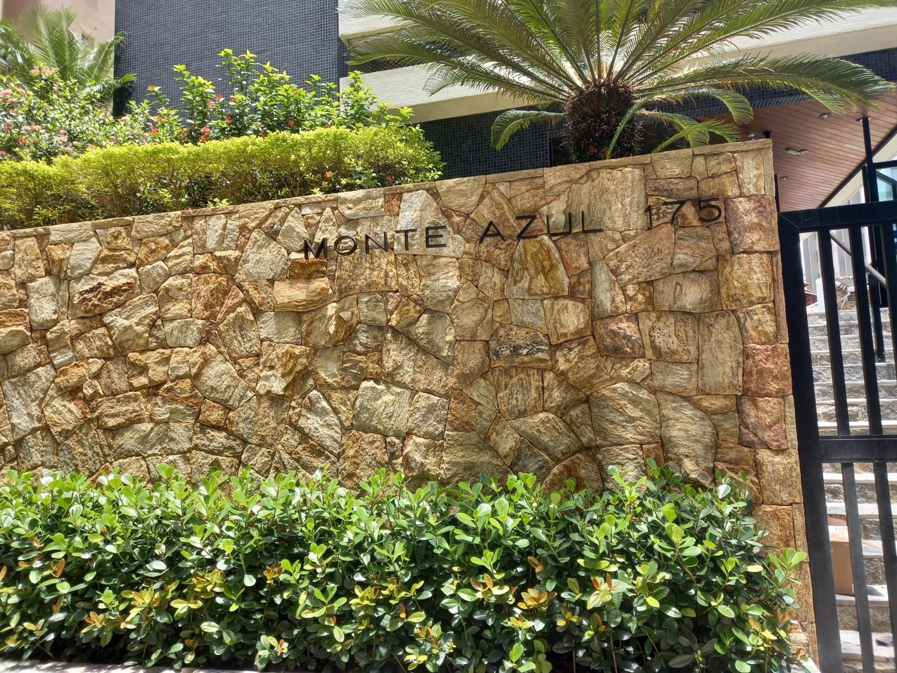 Apartamento em Pitangueiras - 100 metros da praia