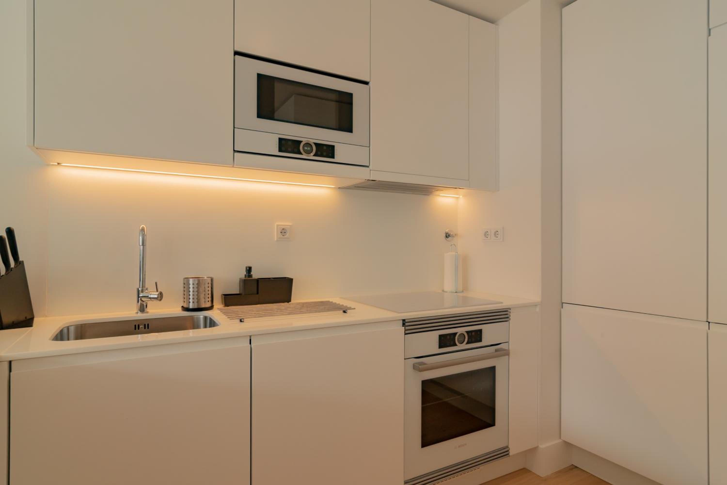 Bright 1 BDR Apartment W/ Pool View by LovelyStay view 3