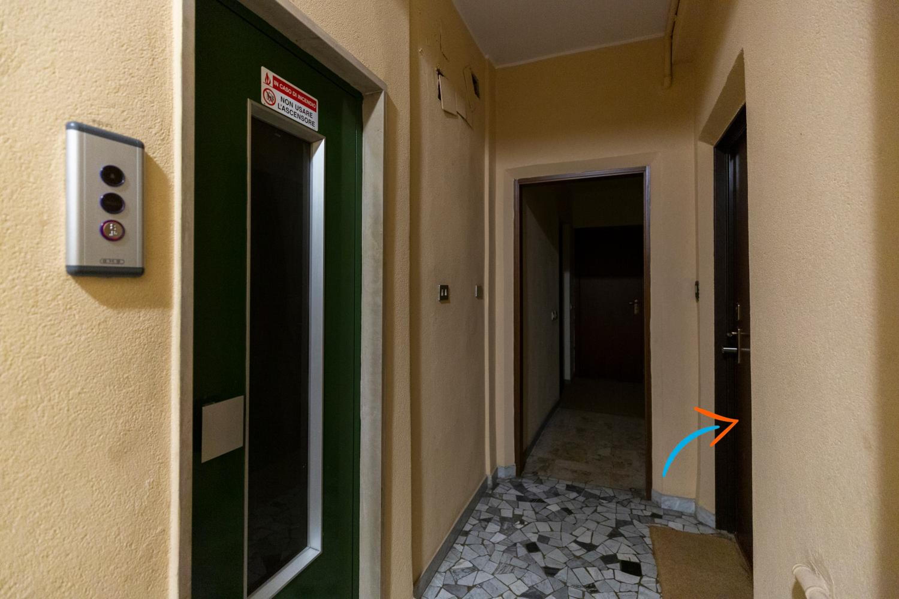 The Wall - Top Floor Apartment
