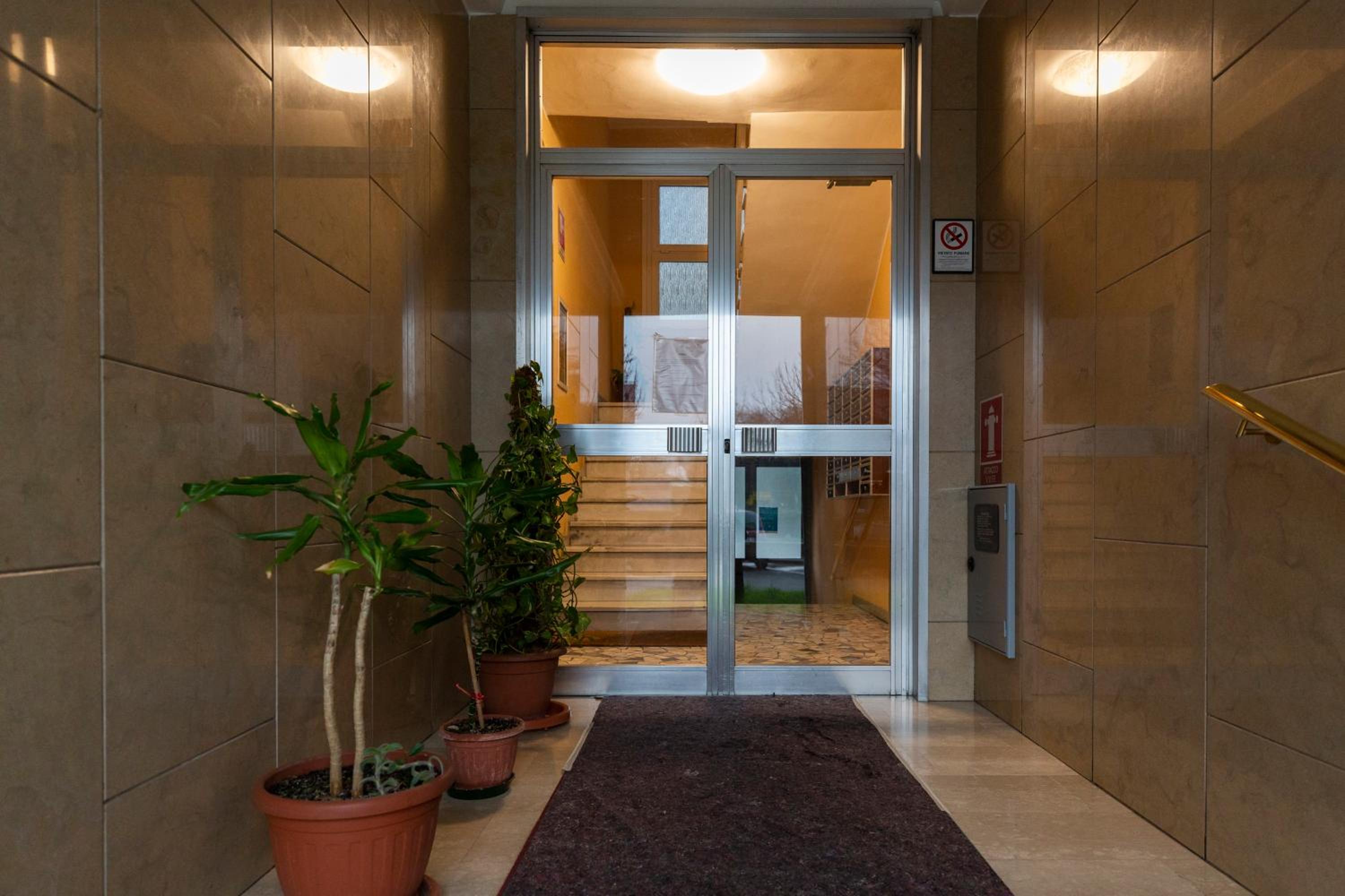 The Wall - Top Floor Apartment
