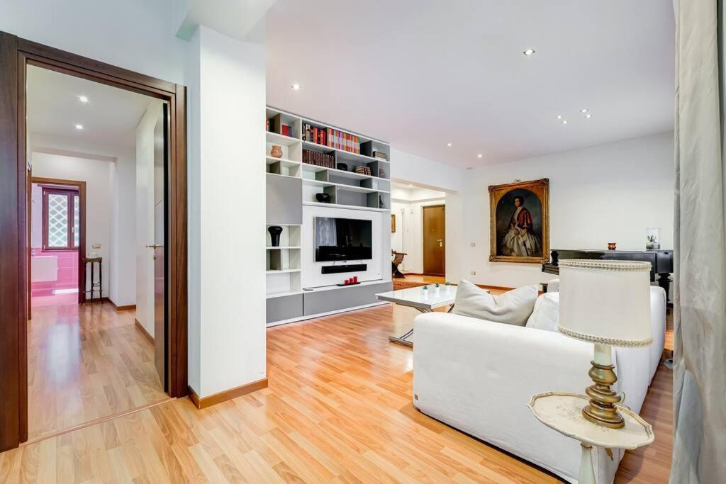Exclusive Apartment in Eur Lake