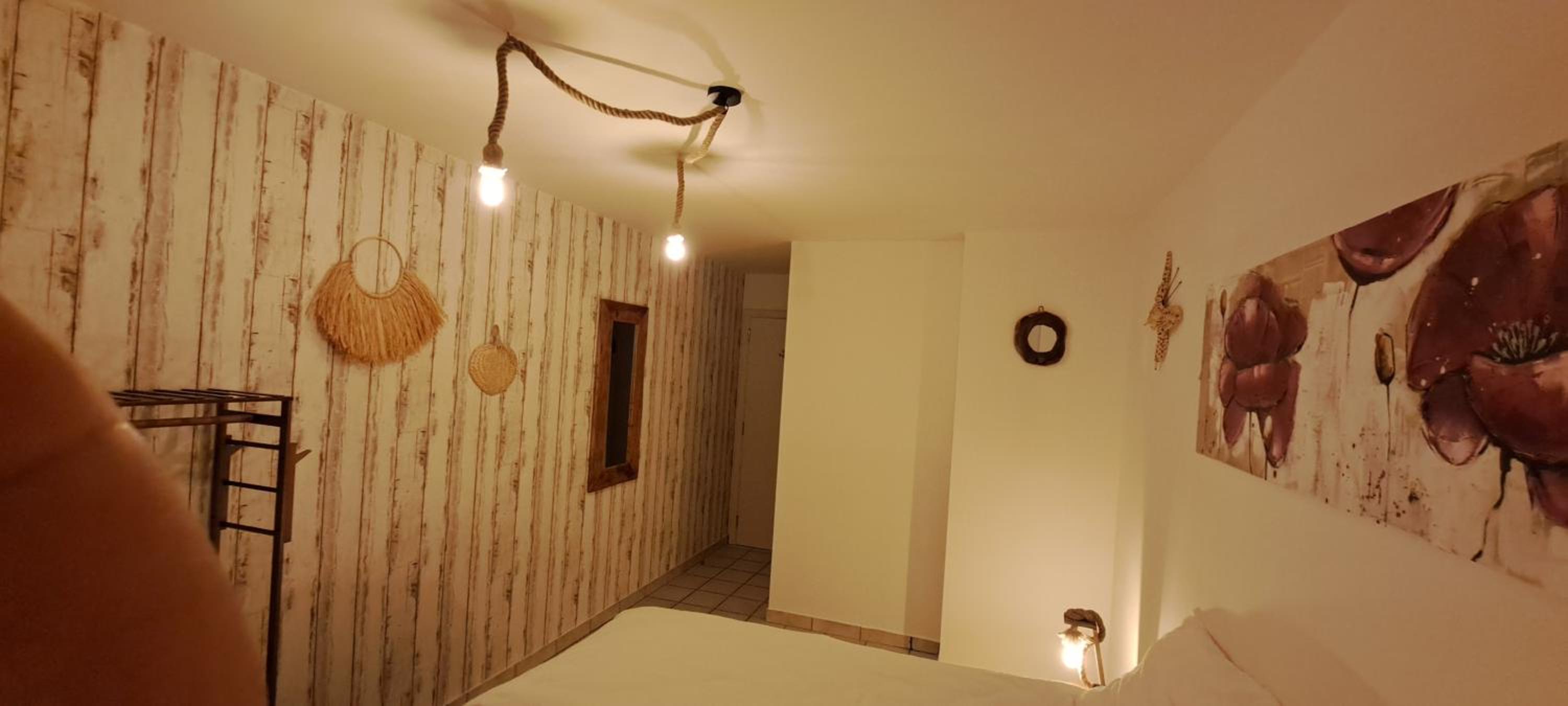 Auberge Chez Dikke Vriend, Chambres et taverne