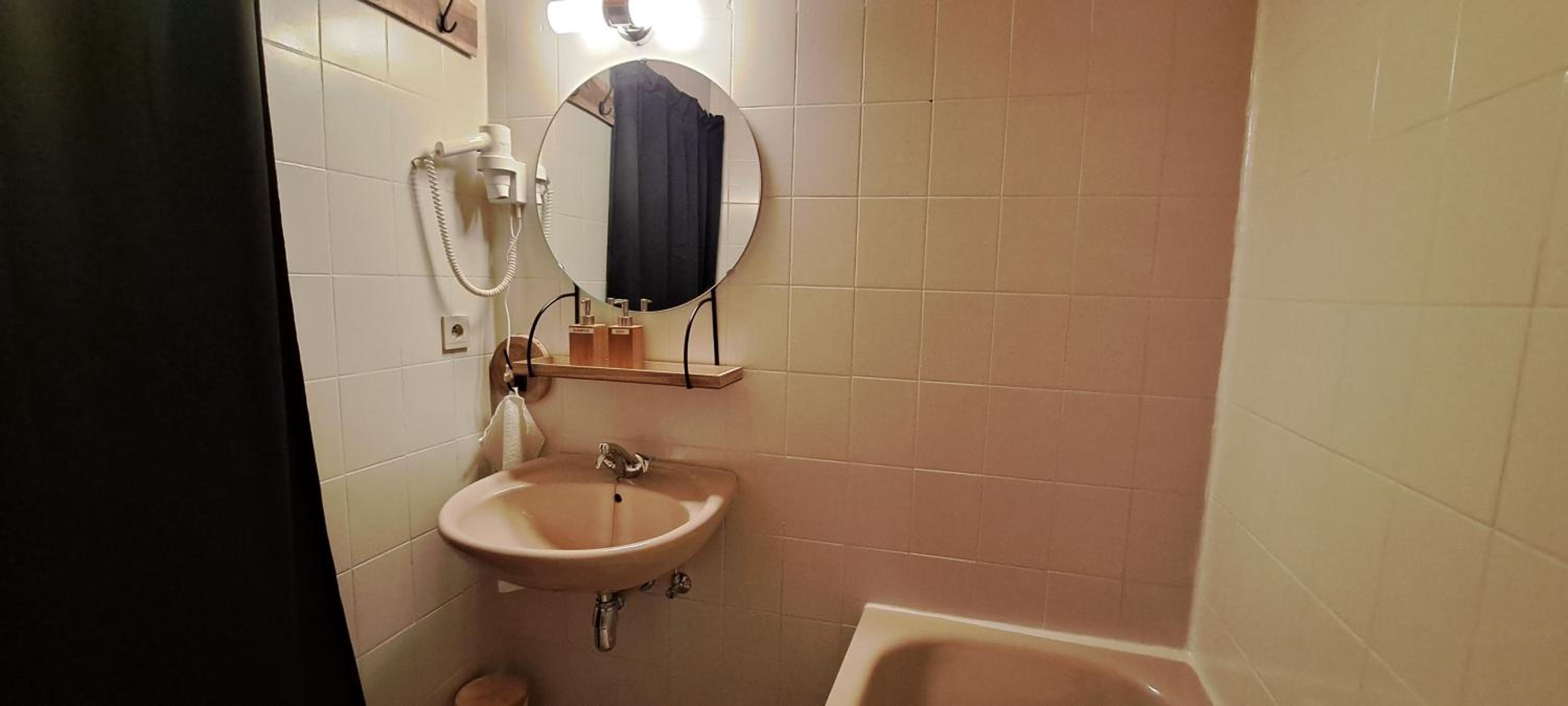 Auberge Chez Dikke Vriend, Chambres et taverne