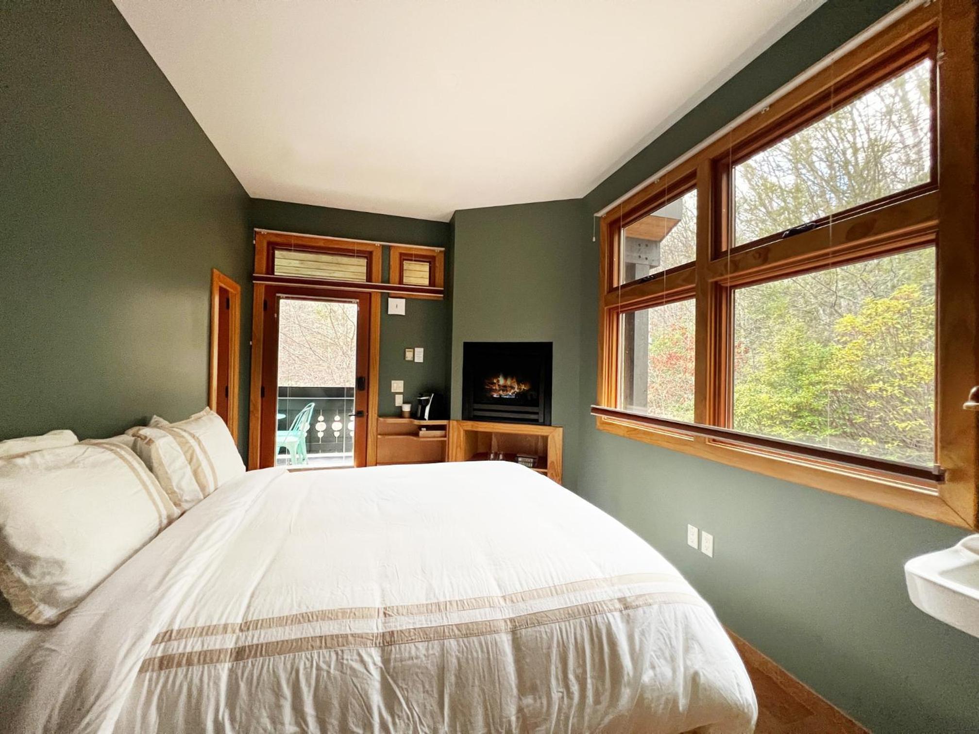 Outland Chalet & Suites Great Smoky Mountains view 4