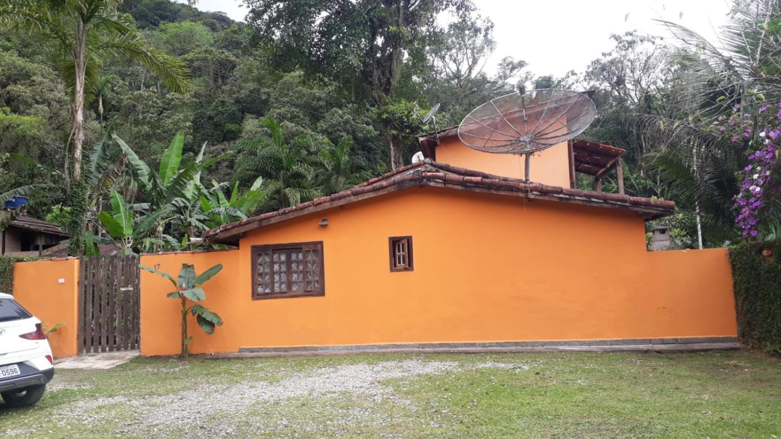 Casa na praia de Camburi em condomínio com piscina aquecida