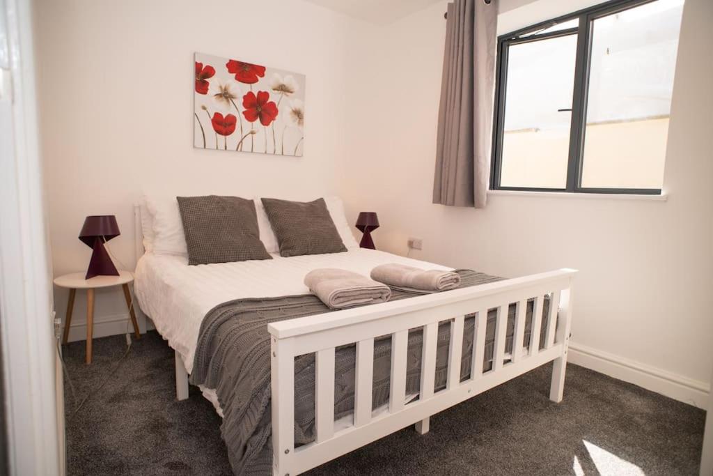 Daisy Lodge - Spacious Two Bed Flat - Parking, Netflix, WIFI - Close to Blenheim Palace & Oxford - F1 view 2