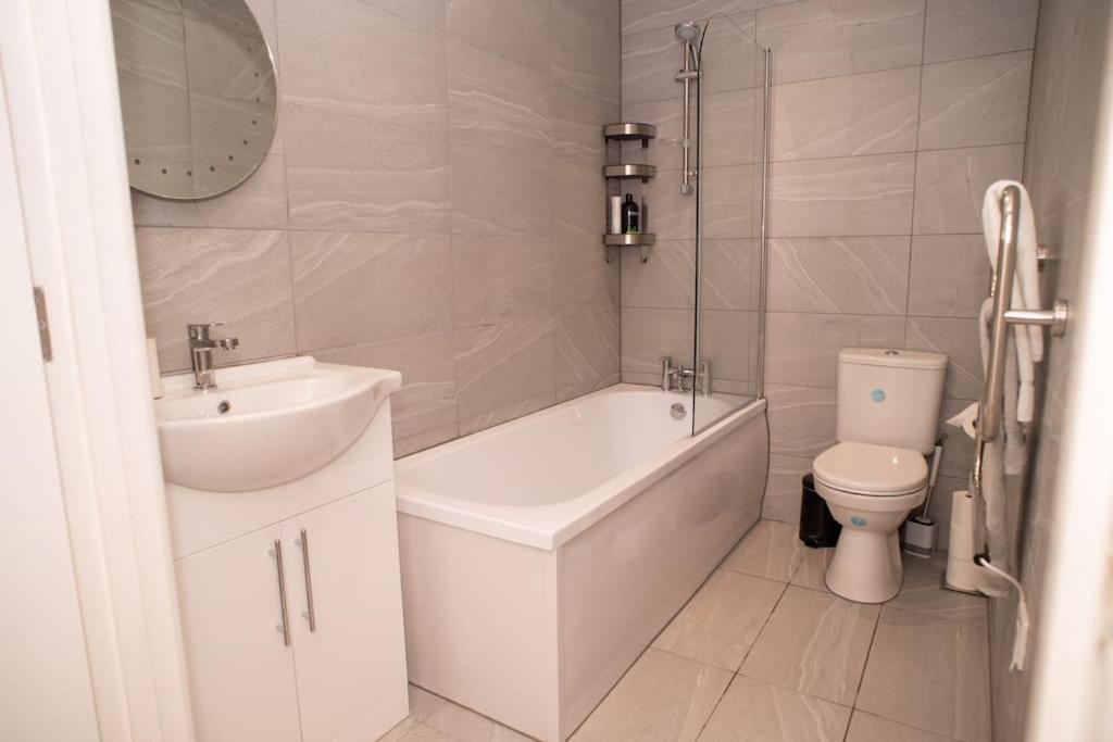 Maisy Lodge - Two Bed Lux Flat - Parking, Netflix, WIFI - Close to Blenheim Palace & Oxford - F2 view 3
