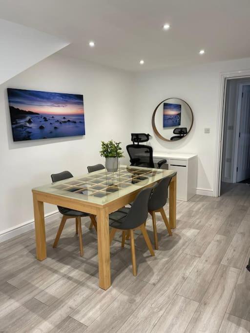 Maisy Lodge - Two Bed Lux Flat - Parking, Netflix, WIFI - Close to Blenheim Palace & Oxford - F2 view 4