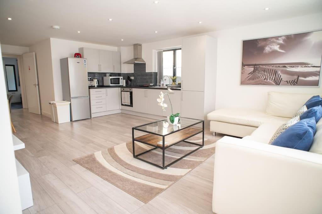 Maisy Lodge - Two Bed Lux Flat - Parking, Netflix, WIFI - Close to Blenheim Palace & Oxford - F2 view 5