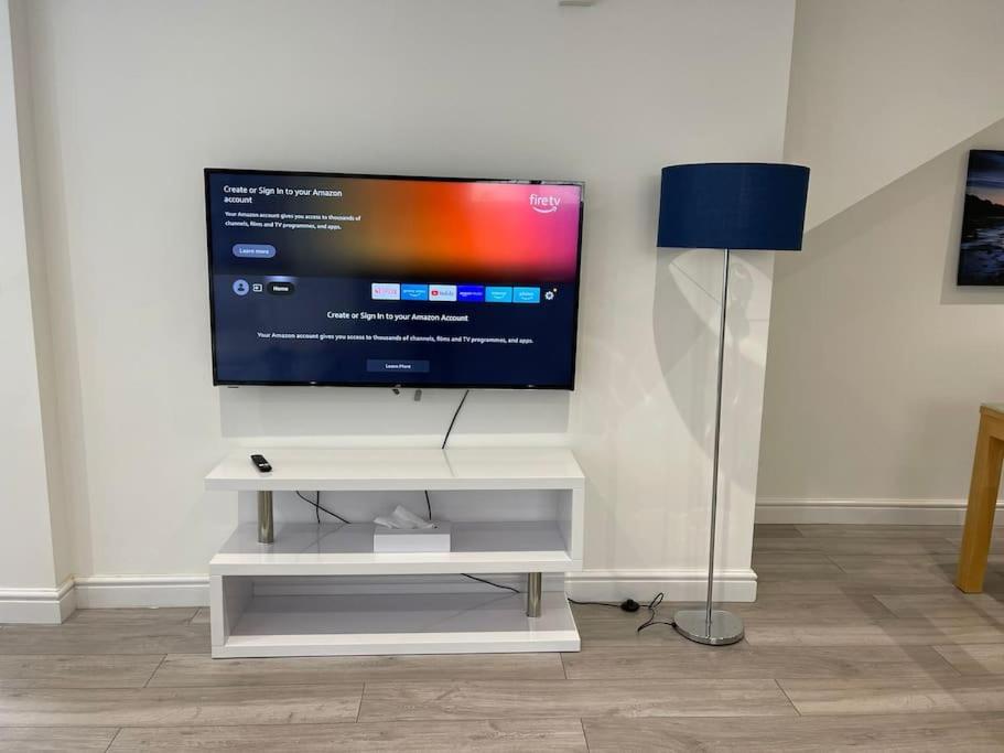 Maisy Lodge - Two Bed Lux Flat - Parking, Netflix, WIFI - Close to Blenheim Palace & Oxford - F2 view 2