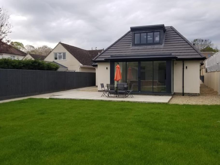 Evergreen Lodge - Two Bed Lux Flat - Parking, Garden, Patio, WIFI, Netflix - Close to Blenheim Palace & Oxford - F3 view 2