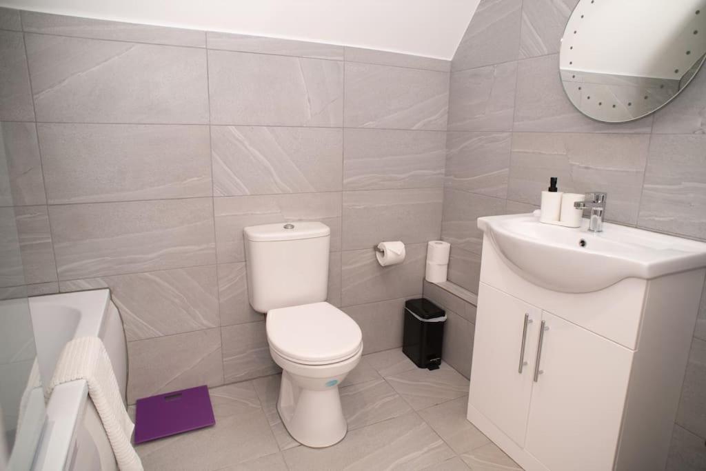 Orchid Lodge - Two Bed Generous Flat - Parking, Netflix, WIFI - Close to Blenheim Palace & Oxford - F4 view 3