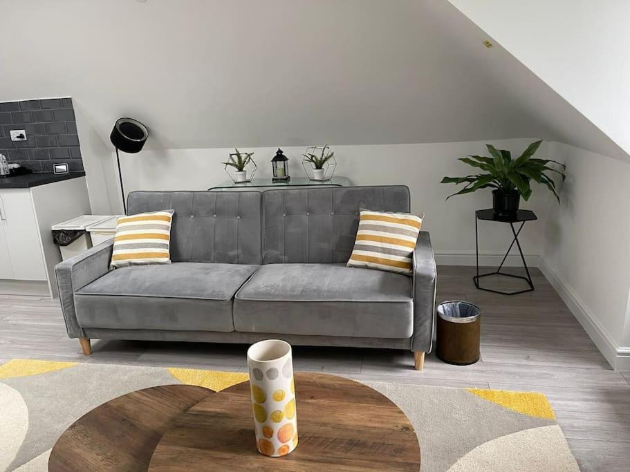 Orchid Lodge - Two Bed Generous Flat - Parking, Netflix, WIFI - Close to Blenheim Palace & Oxford - F4 view 5