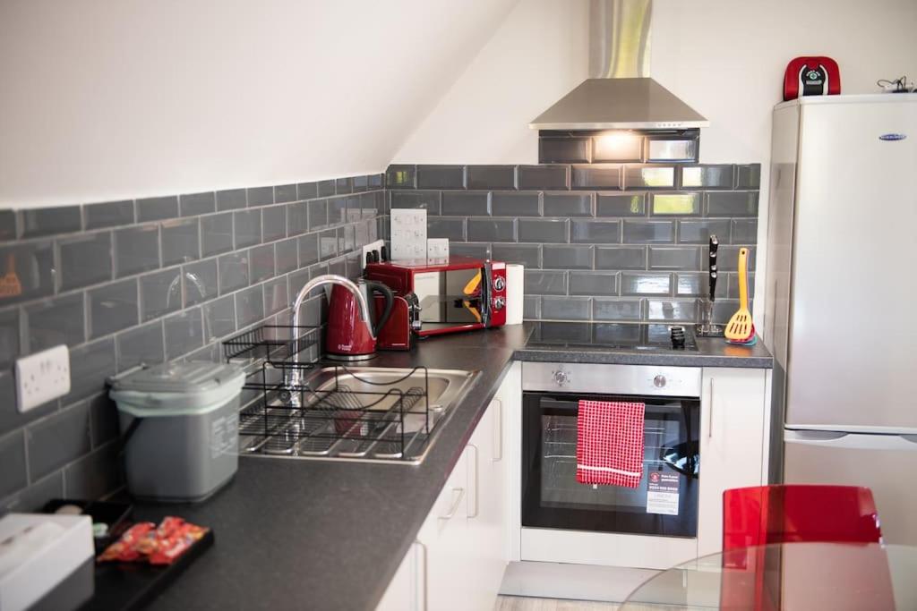 Rosey Lodge -1Bedroom Cousy Flat - Parking, Netflix, WIFI - Close to Blenheim Palace & Oxford - F5 view 2